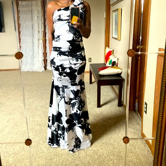 Betsy & Adam Dresses & Skirts - Betsy Adam one shoulder gown